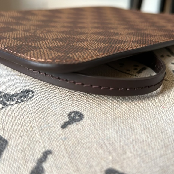 AUTHENTIC NEW Louis Vuitton Pouchette - red interior - Picture 6 of 7